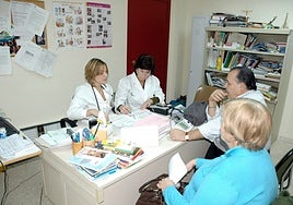 Sanitarias atienden una consulta en un centro de salud de la región.