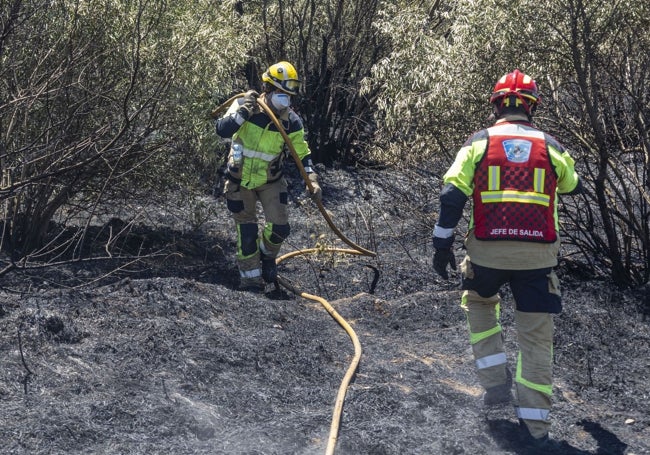 Los bomberos durante la intervención en el Junquillo.