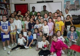 Los hermanos Assane y Oussein Diao posan con los pequeños del colegio Manuel Pacheco de Badajoz.