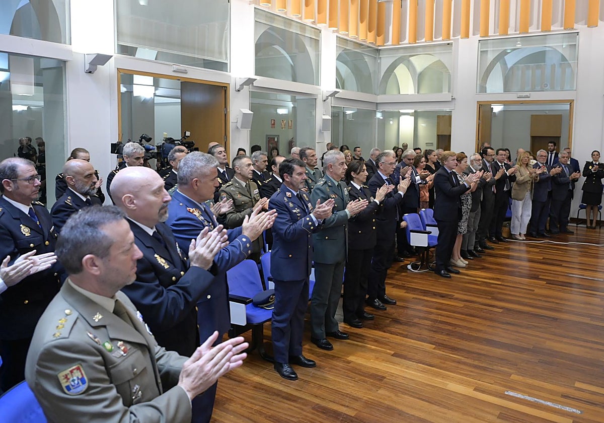 Los asistentes al acto aplaudieron durante un minuto tras proyectarse un vídeo con las 188 víctimas.