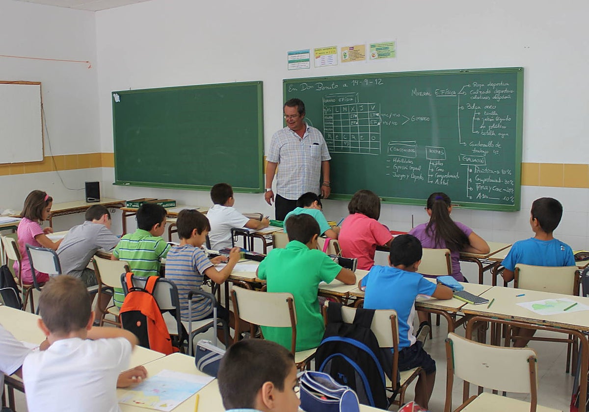 Un maestro imparte clase en un colegio público de la región en una imagen de archivo.