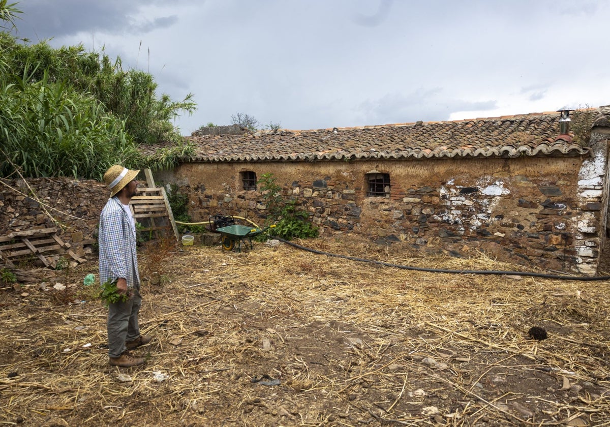 Pedro Moreno, presidente de Amigos de la Ribera, ante la casa molino de los Acedo.