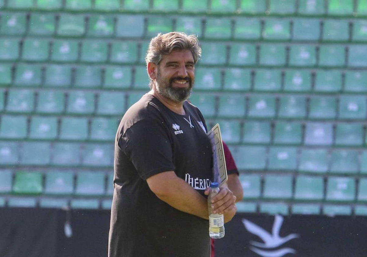 Juan García durante un entrenamiento con el Mérida.