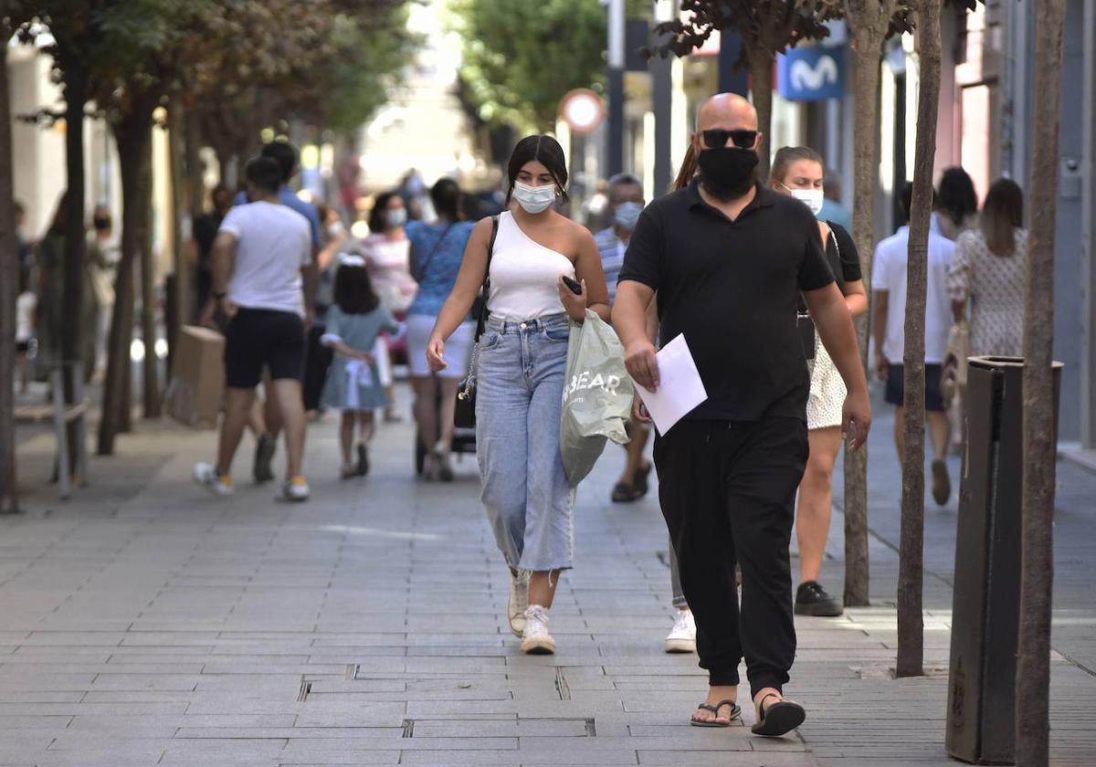 Personas paseando por la calle Menacho