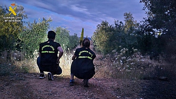 Embisten a la Guardia Civil al ser sorprendidos cuando robaban y denuncian la sustracción de sus coches