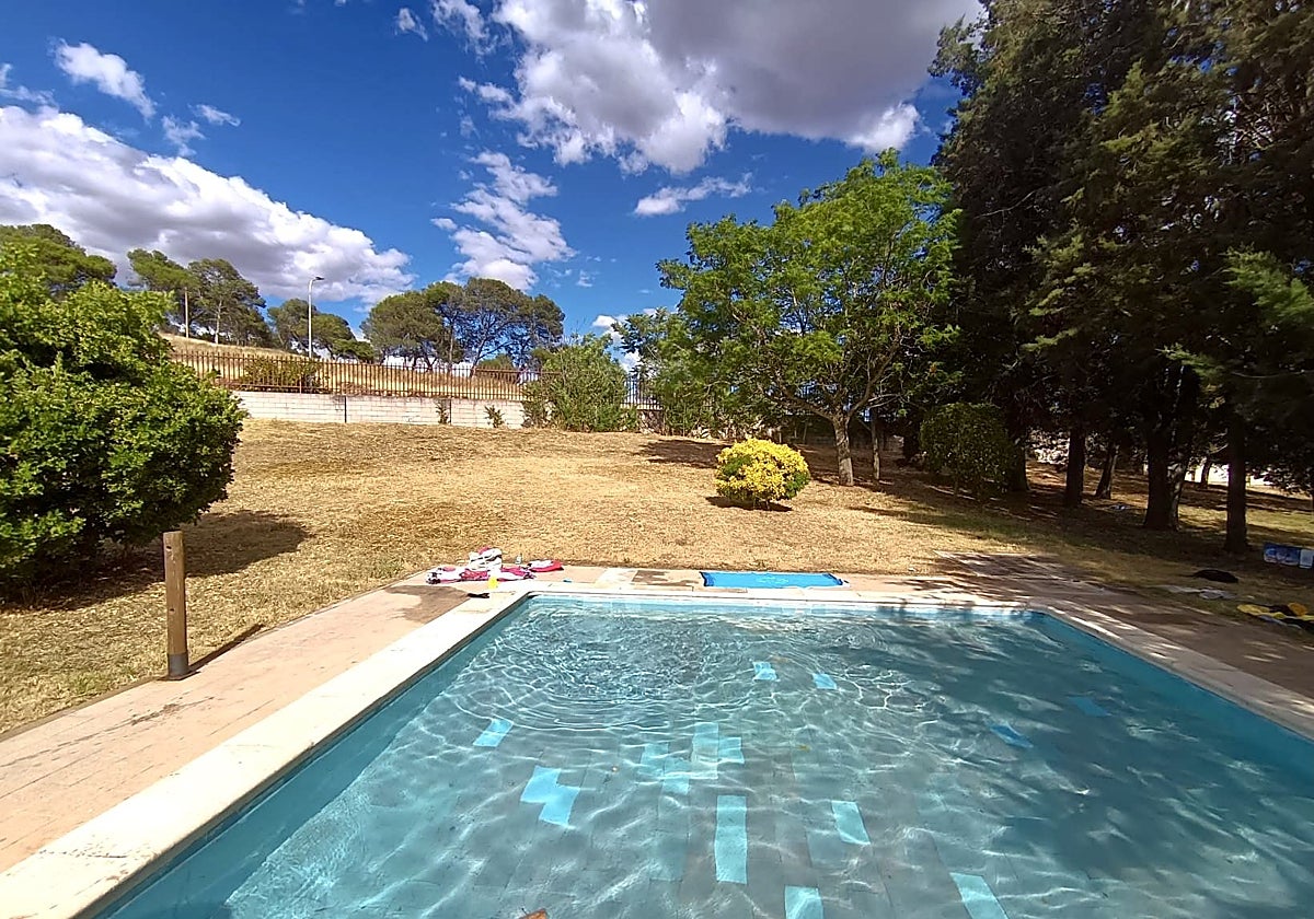 Aspecto de la piscina de Aldea Moret tras la apertura de la la temporada de baños.