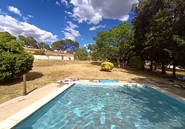 Aspecto de la piscina de Aldea Moret tras la apertura de la la temporada de baños.