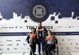 Loida, con su entrenador y el madrileño David Gómez.