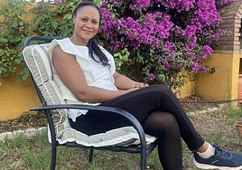 Angélica, en el jardín del matrimonio al que cuida.