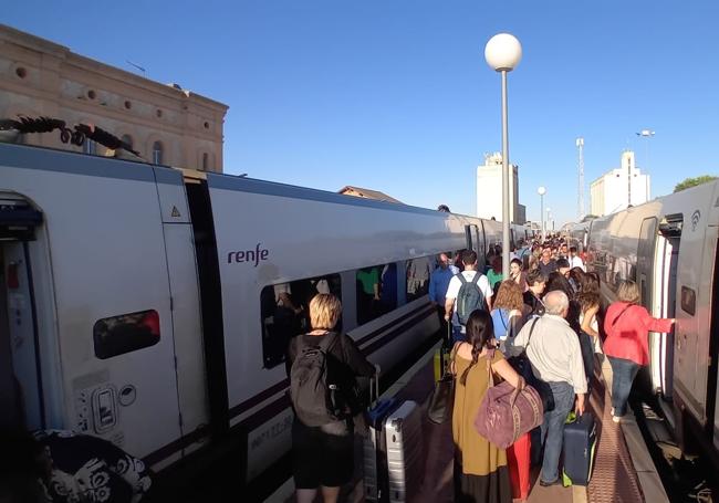 El cambio de tren en la estación de Torrijos ha sido un poco caótico.