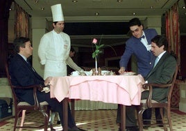 Antonio Guterres, primer ministro de Portugal, y José María Aznar, presidente del Gobierno español, en Albufeira en noviembre de 1998.