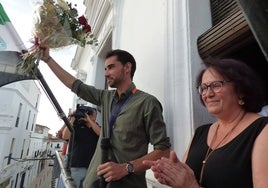 Álvaro Martín Uriol, en el balcón del Ayuntamiento de Llerena. En agosto de 2023 ganó dos medallas de oro en el Campeonato del Mundo de atletismo de Budapest.