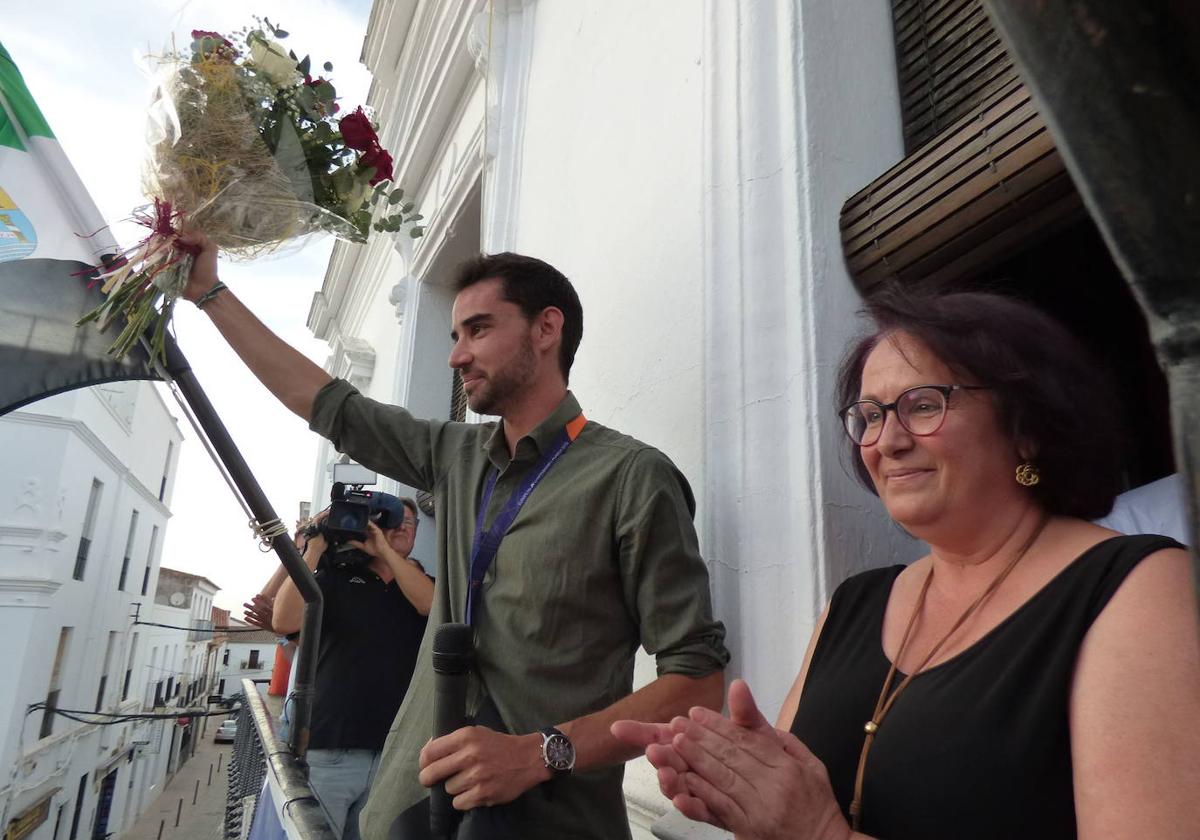 Álvaro Martín Uriol, en el balcón del Ayuntamiento de Llerena. En agosto de 2023 ganó dos medallas de oro en el Campeonato del Mundo de atletismo de Budapest.