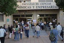 Los opositores a docentes llegan al Campus de Badajoz para el examen