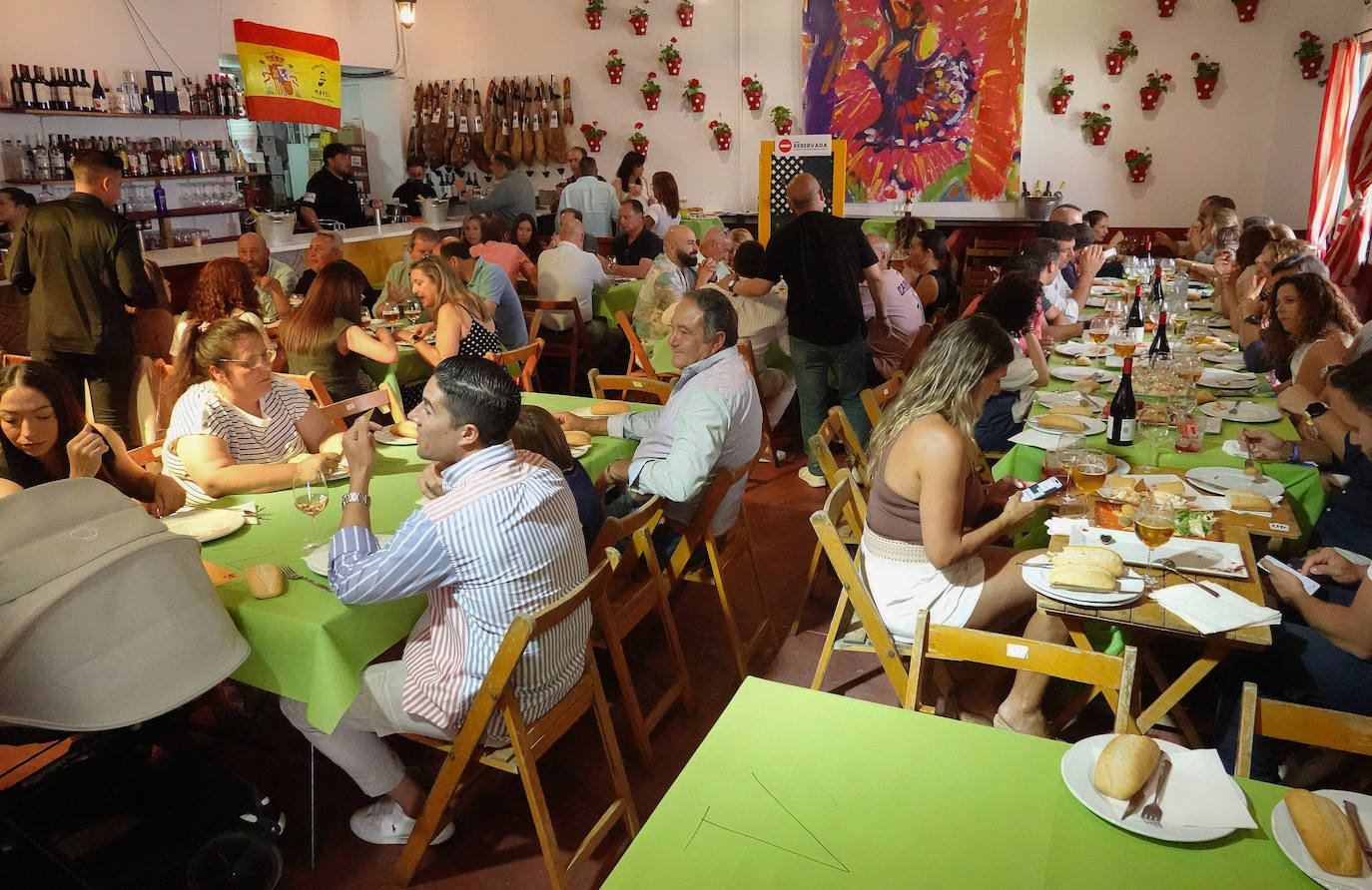 Las casetas llenas en el sábado de feria