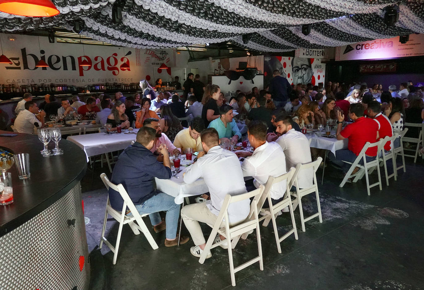 Las casetas llenas en el sábado de feria