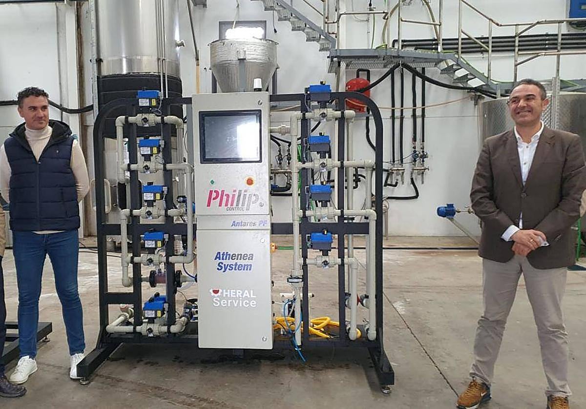 Los hermanos Álvarez Rangel en las instalaciones de Heral