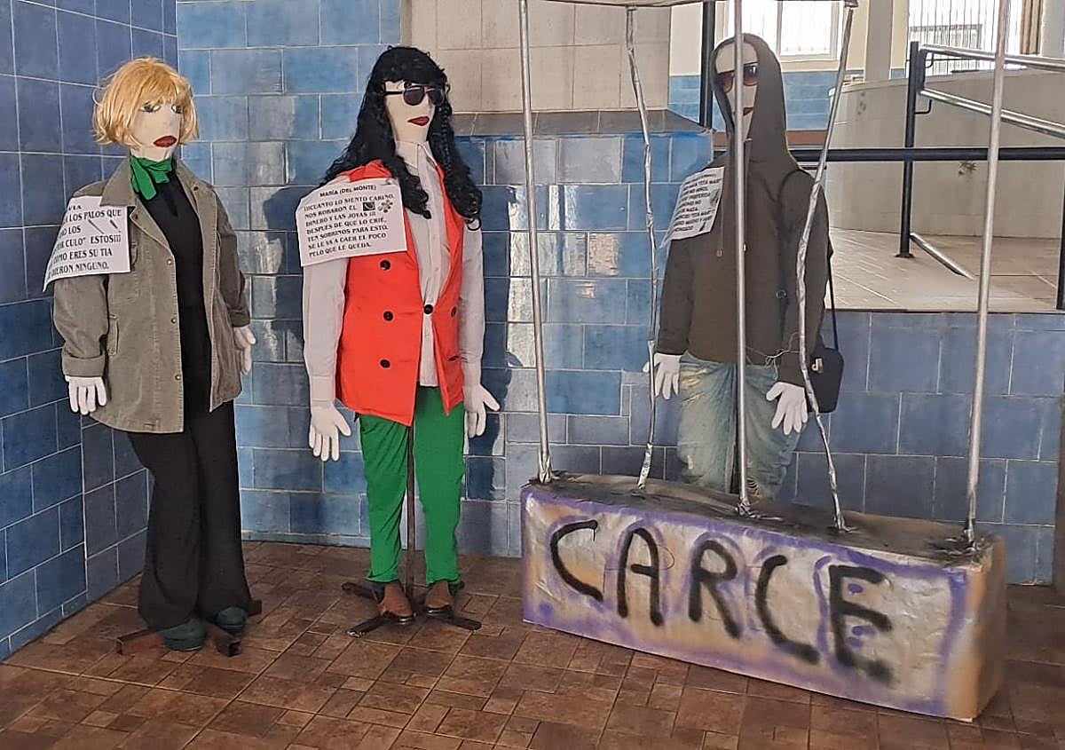 Imagen secundaria 1 - Arriba, mastros elaborados por la asociación 'Amanecer', y Encarna Cumplido (los situados en cada extremo), expuestos en la plaza de abastos. Abajo, a la izquierda, los de la asociación 'La Esperanza'. A la derecha, uno de los elaborados po Justi Melado..