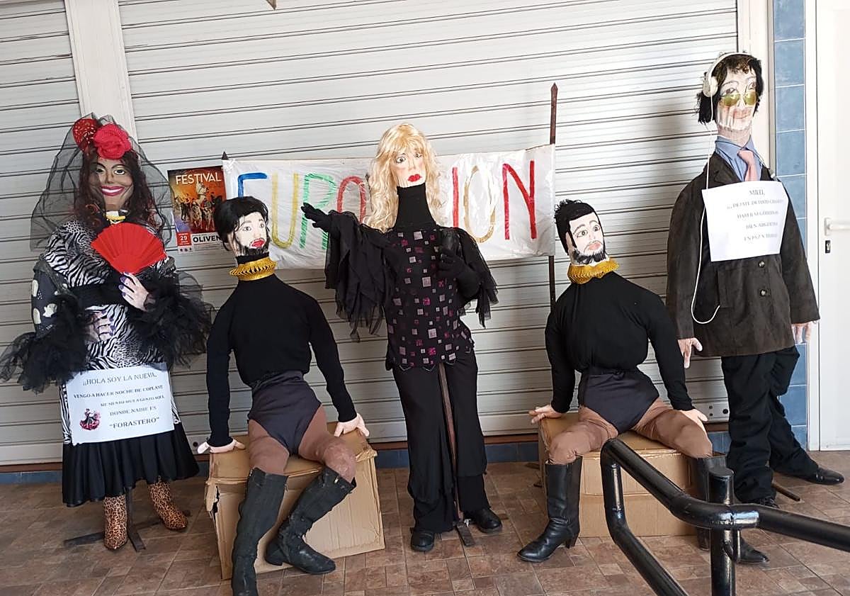 Imagen principal - Arriba, mastros elaborados por la asociación 'Amanecer', y Encarna Cumplido (los situados en cada extremo), expuestos en la plaza de abastos. Abajo, a la izquierda, los de la asociación 'La Esperanza'. A la derecha, uno de los elaborados po Justi Melado..