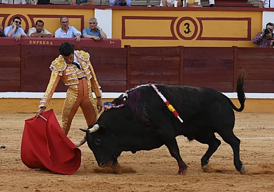 Emilio de Justo y Volador salvan una tarde en Badajoz con un cuarto de entrada