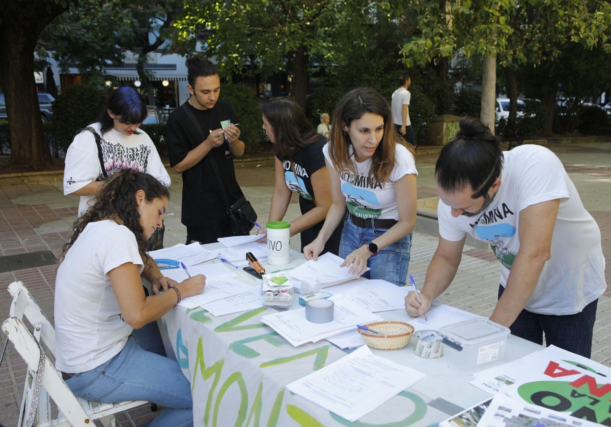 Recogida de firmas en septiembre de 2022 para las alegaciones que presentó Salvemos la Montaña contra el decreto ley del litio.