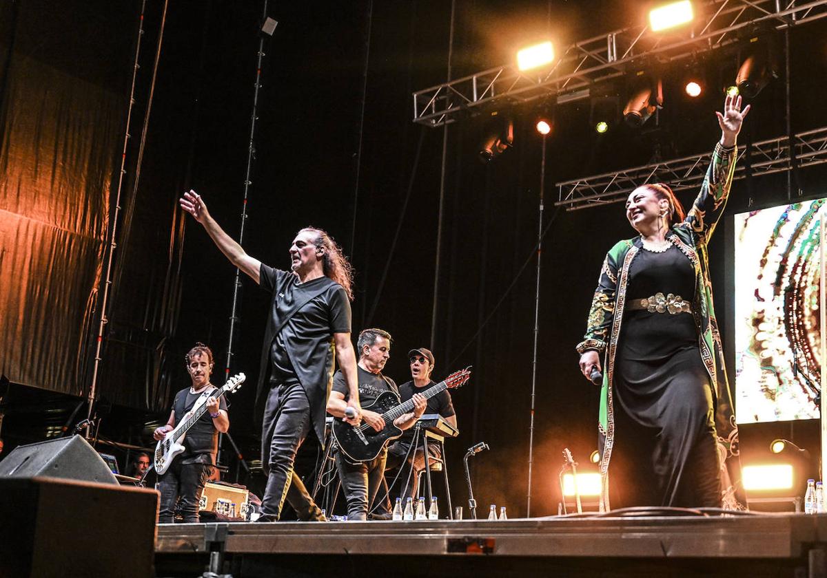 Dionisio Martín y María de los Ángeles Muñoz, en el escenario del auditorio del recinto ferial.