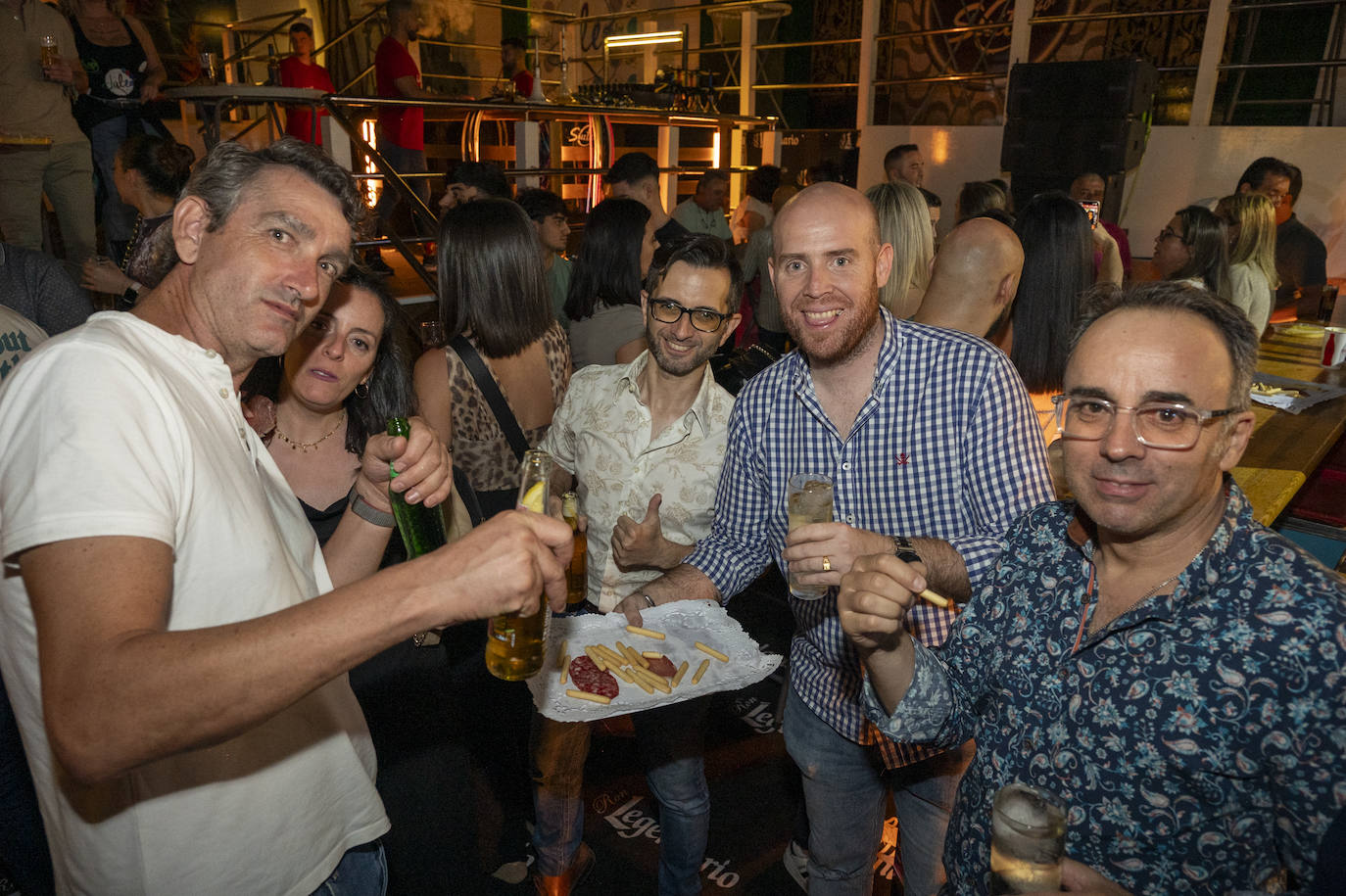 Aperitivos en las casetas durante la noche del sábado de feria