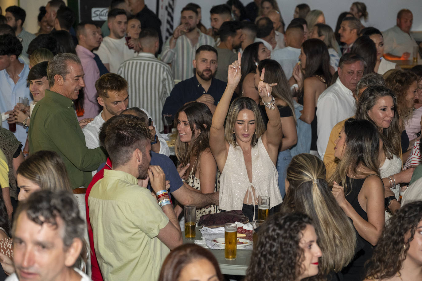 Aperitivos en las casetas durante la noche del sábado de feria