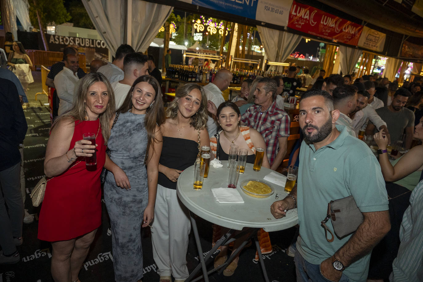 Aperitivos en las casetas durante la noche del sábado de feria