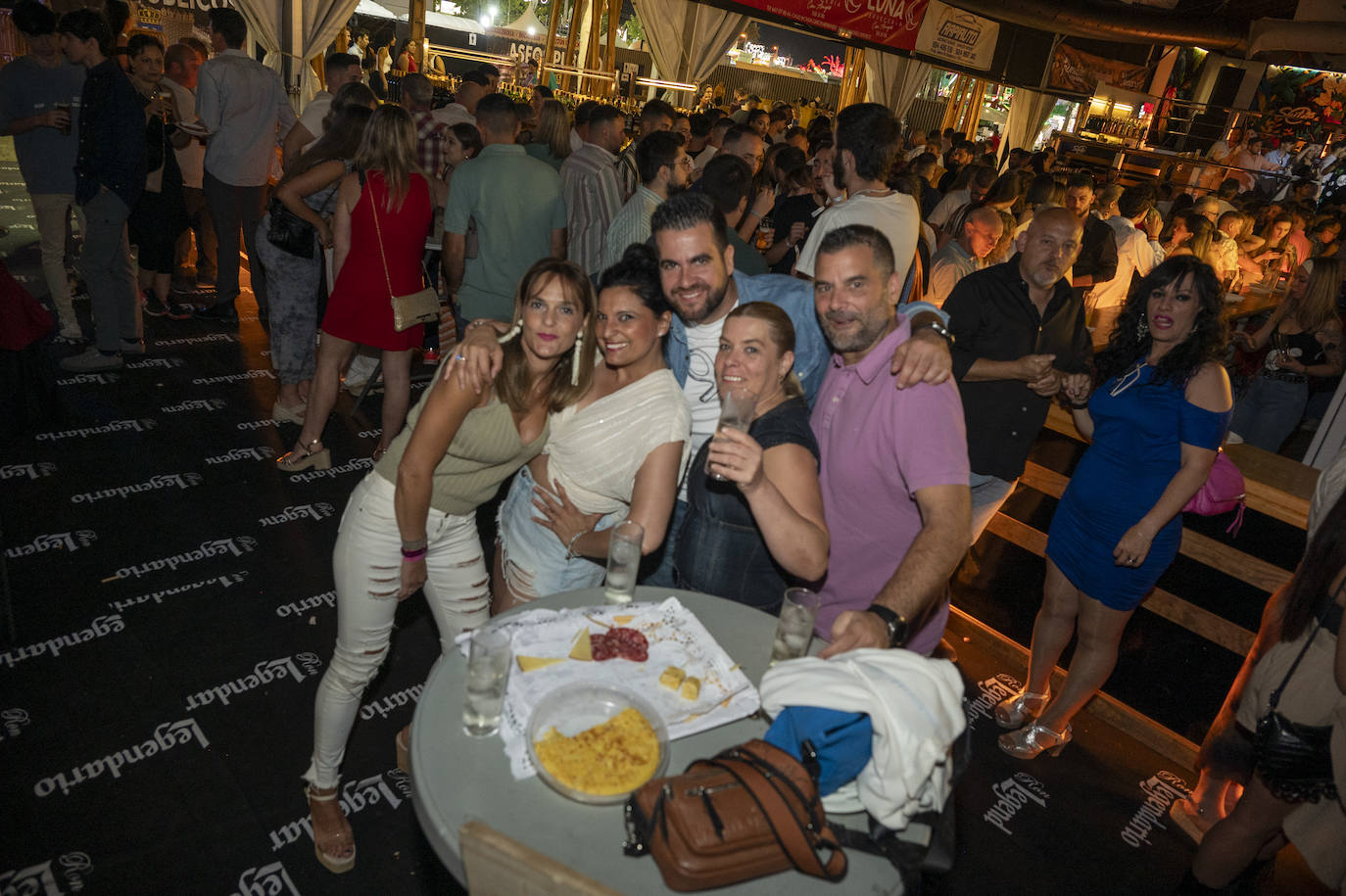 Aperitivos en las casetas durante la noche del sábado de feria