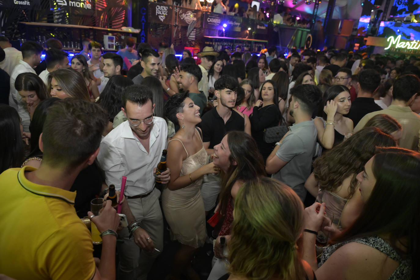 Fiesta en las casetas durante la noche del sábado