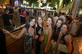 Fiesta en las casetas durante la noche del sábado