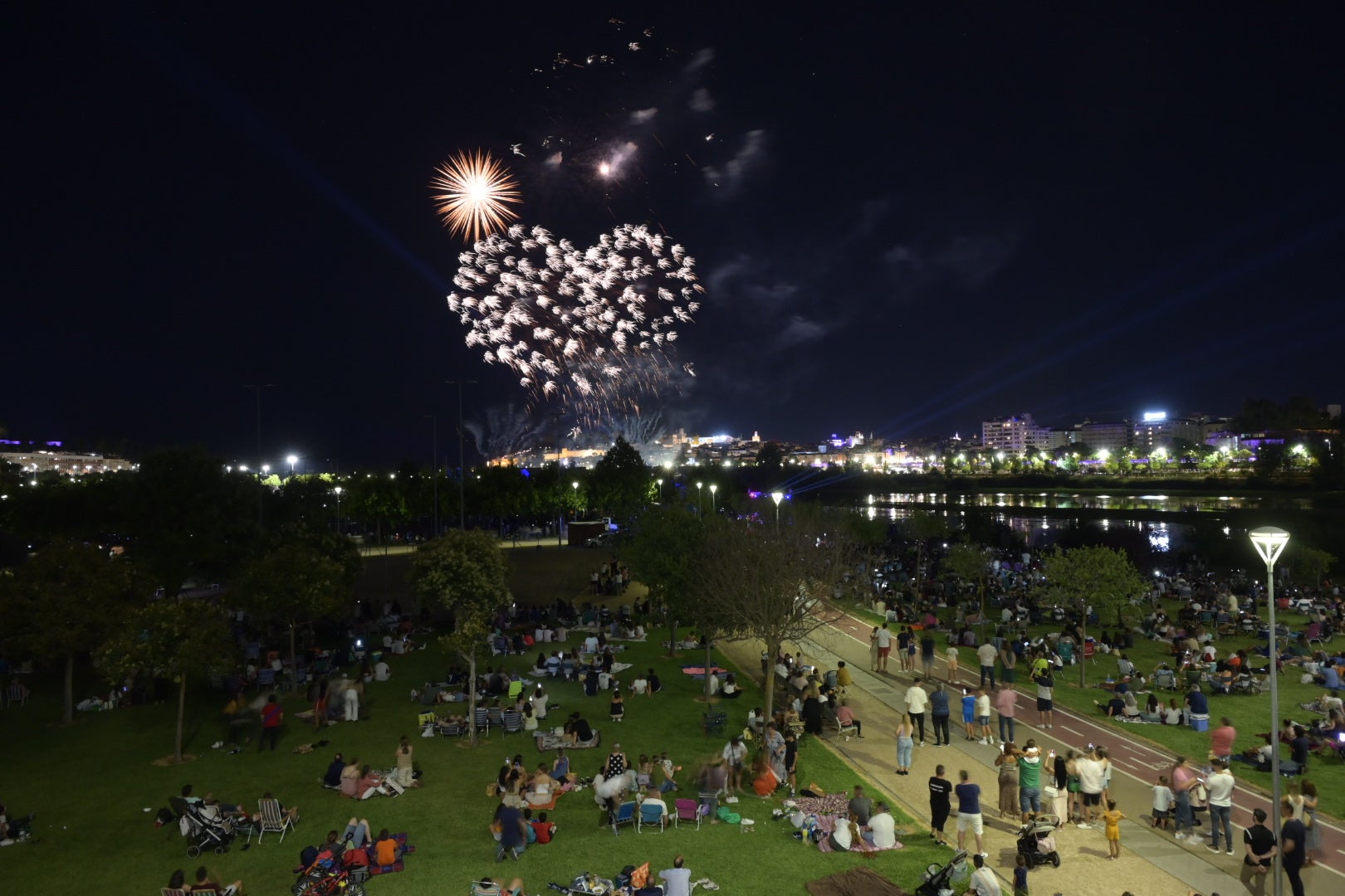 Fuegos artificiales en la noche de San Juan de Badajoz