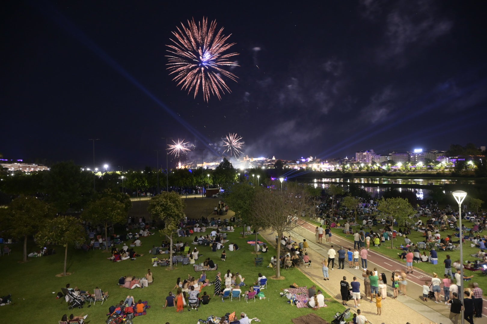 Fuegos artificiales en la noche de San Juan de Badajoz