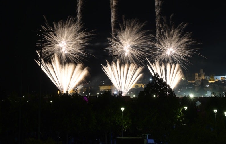 Fuegos artificiales en la noche de San Juan de Badajoz