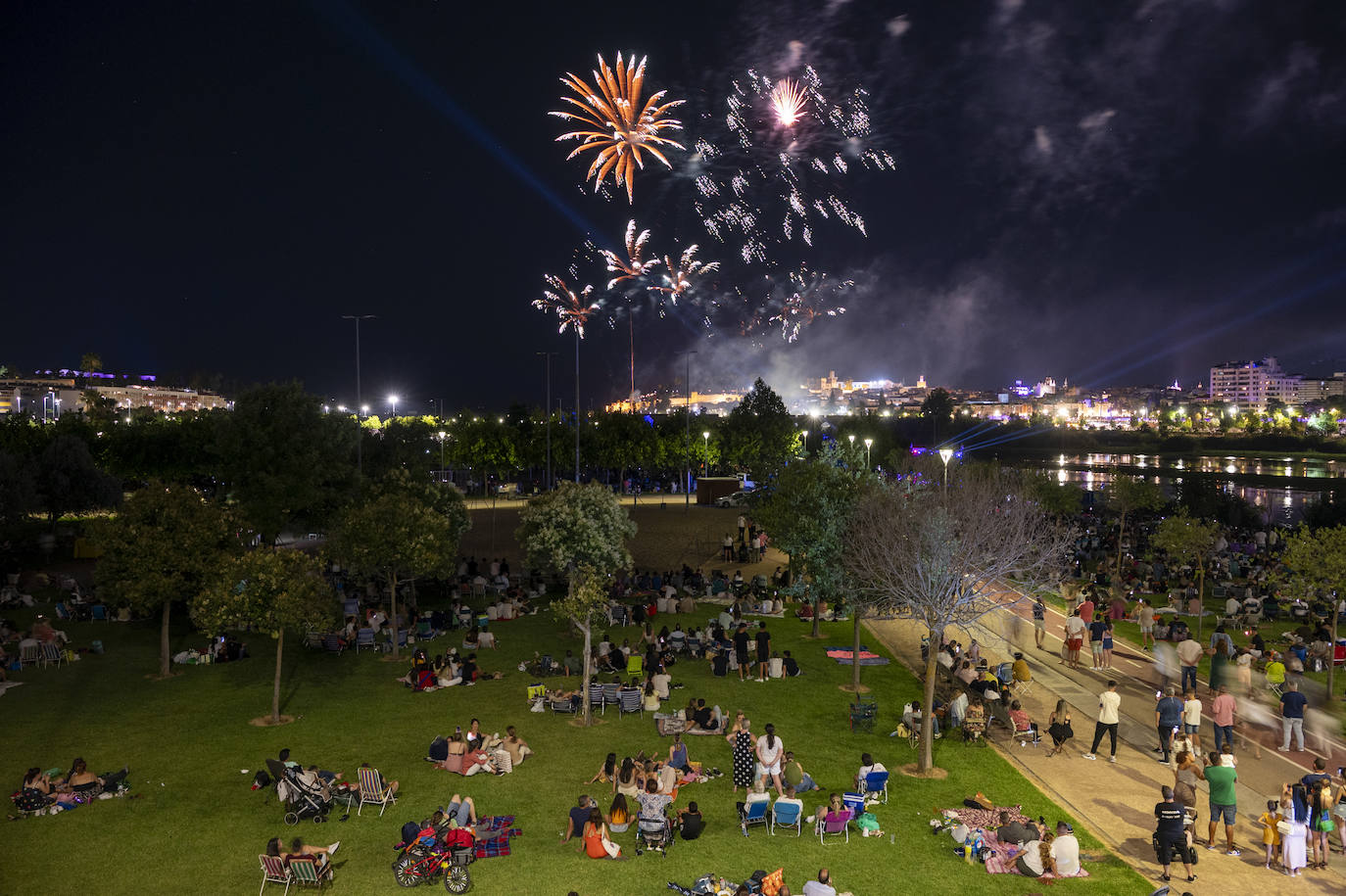 Fuegos artificiales en la noche de San Juan de Badajoz