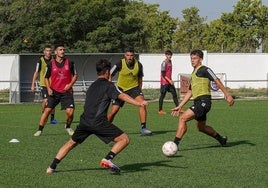 A la derecha (peto amarillo) Dani Cordero en la primera sesión del verano pasado.