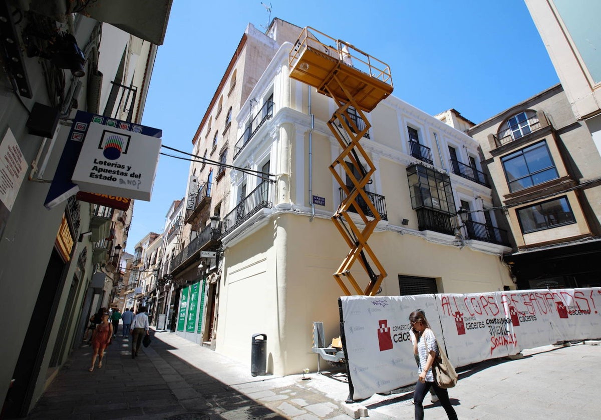 El edificio, situado en una de las esquinas de Pintores con Moret, en Cáceres, luce ya su nueva imagen a falta de los últimos remates.