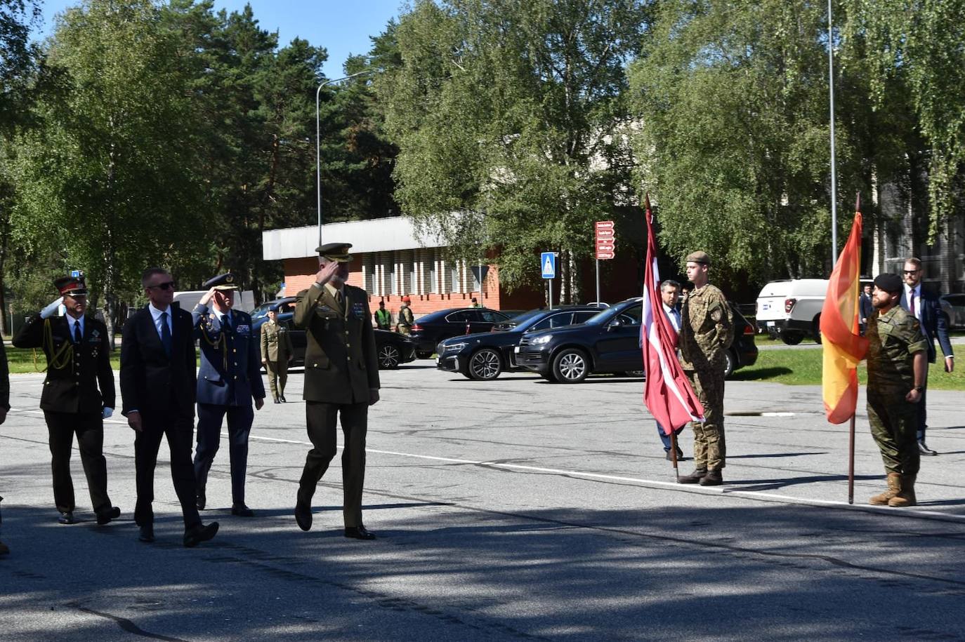 El Rey Felipe VI visita a los militares españoles desplegados en Letonia