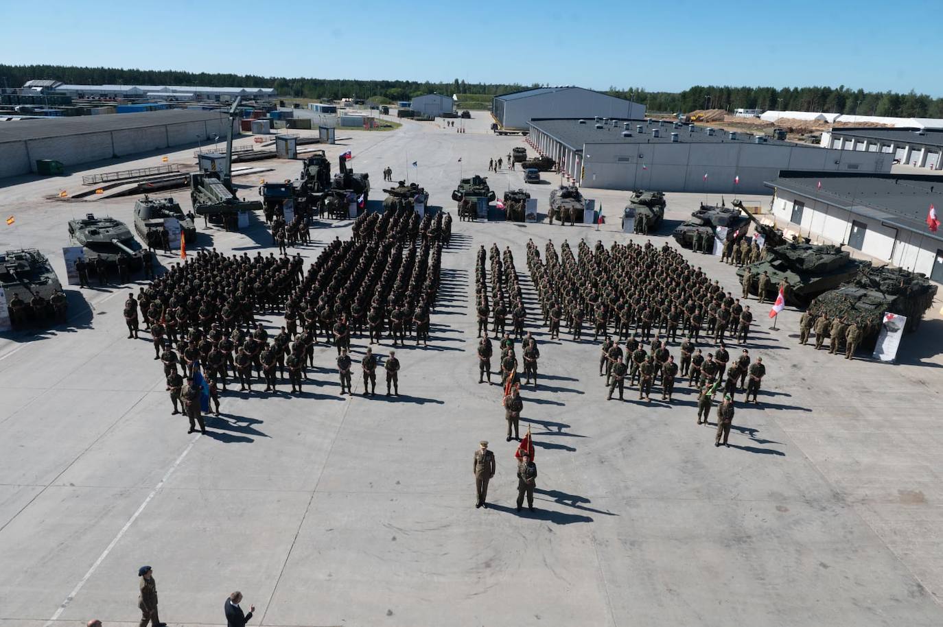 El Rey Felipe VI visita a los militares españoles desplegados en Letonia