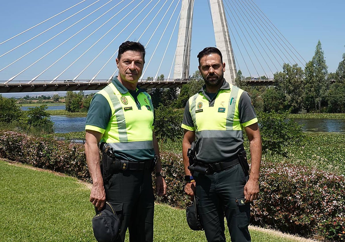 Los dos agentes que salvaron a la joven.