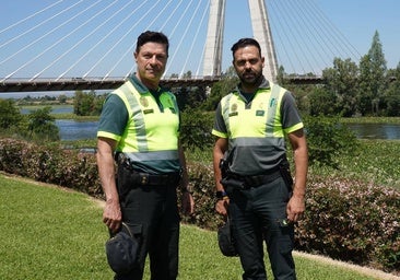 Los guardias civiles que salvaron a una joven: «Se balanceaba en el borde del puente y gritaba 'me quiero morir'»