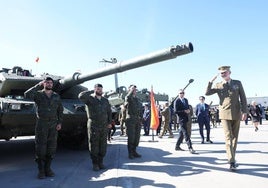 El Rey Felipe VI visita a los militares españoles desplegados en Letonia