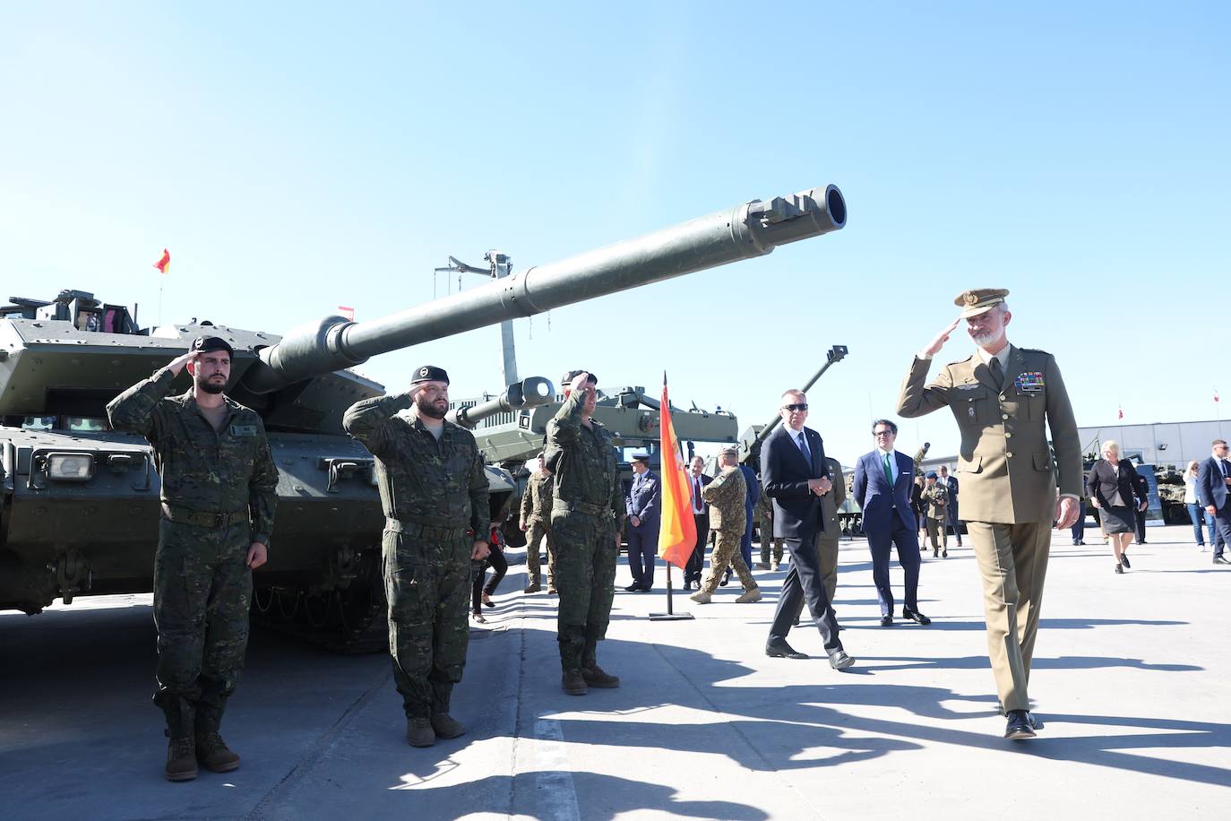 El Rey Felipe VI visita a los militares españoles desplegados en Letonia