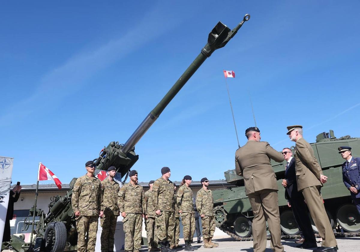 El Rey Felipe VI visita a los militares españoles desplegados en Letonia