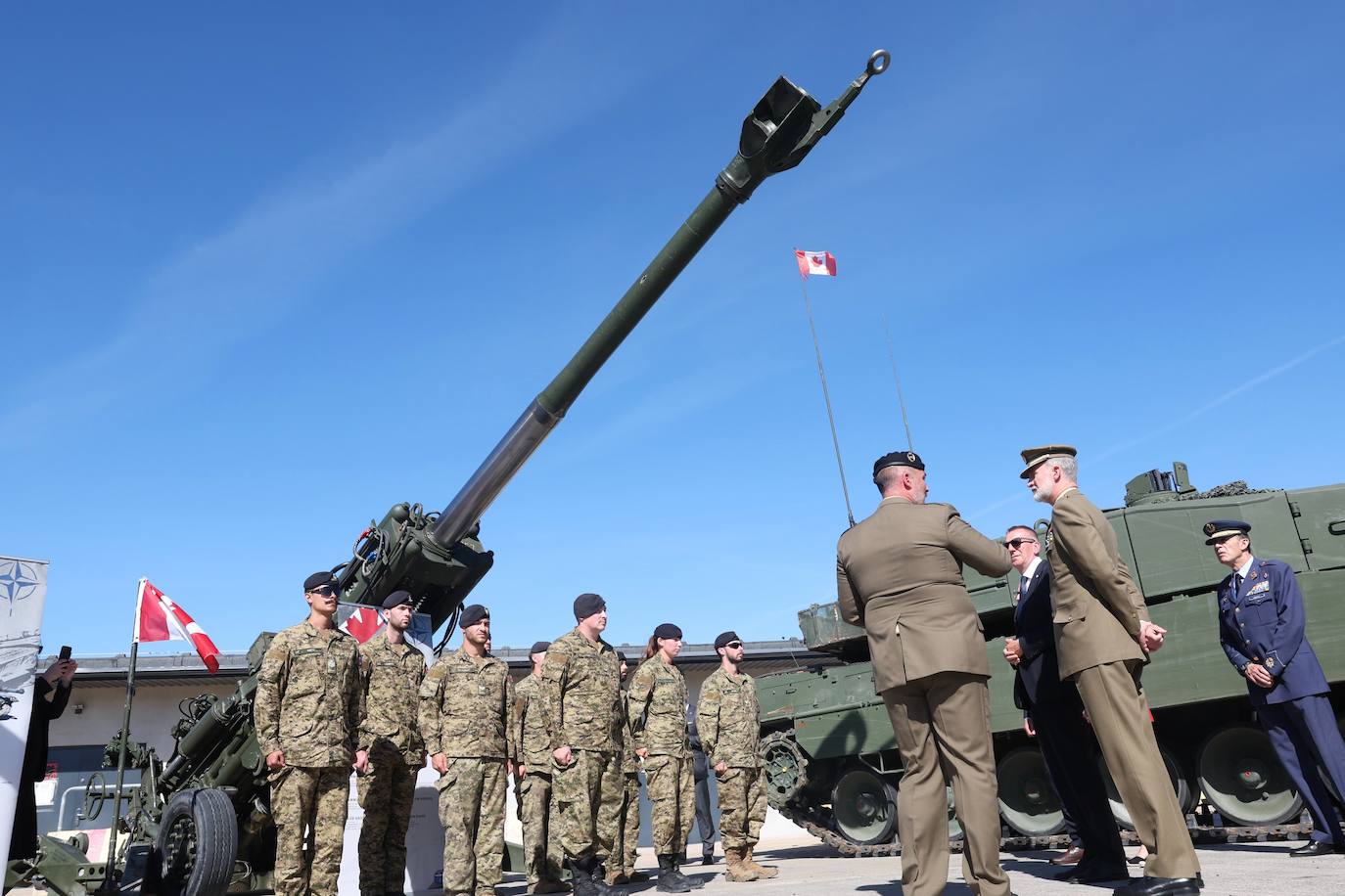 El Rey Felipe VI visita a los militares españoles desplegados en Letonia