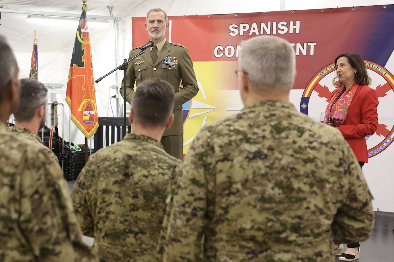 El Rey Felipe VI visita a los militares españoles desplegados en Letonia