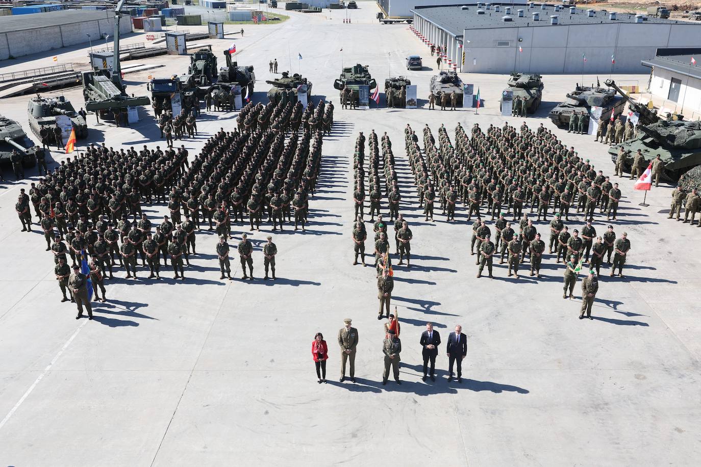 El Rey Felipe VI visita a los militares españoles desplegados en Letonia