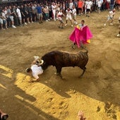 Revolcón de un toro a un corredor en la feria de Coria