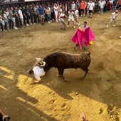 Así ha sido el espeluznante revolcón de un toro a un corredor en Coria